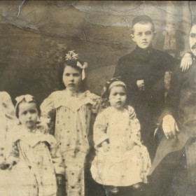 Н.Хамитов с женой, тремя дочерьми и девятилетним С.Сайдашевым