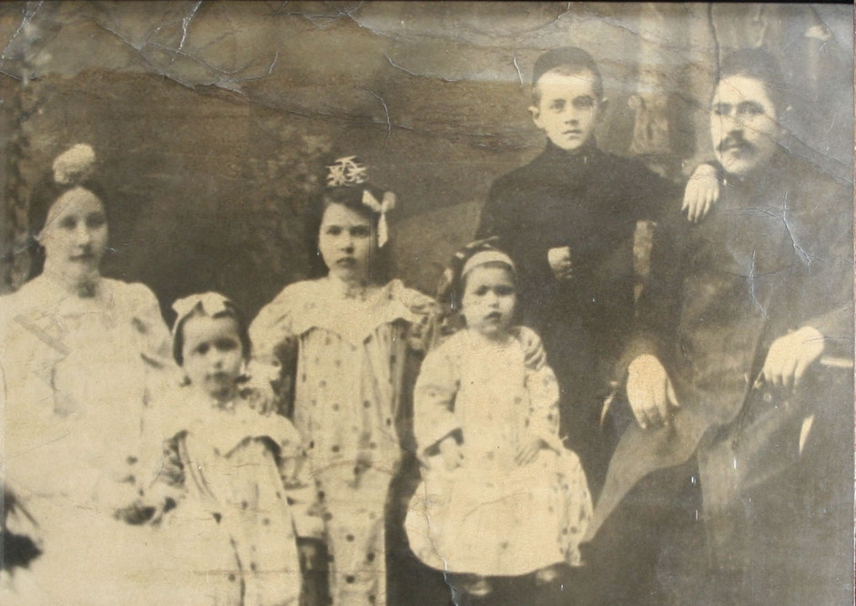 Н.Хамитов с женой, тремя дочерьми и девятилетним С.Сайдашевым
